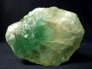 Fluorit, krychlový minerál a ochranný kámen géniů, posiluje paměť